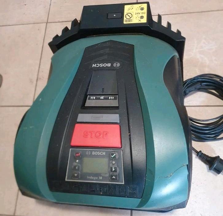 Bosch Indego M700 Robotmaaier: basisstation, lader en garage, Tuin en Terras, Robotmaaiers, Gebruikt, 20 tot 25 cm, Ophalen of Verzenden
