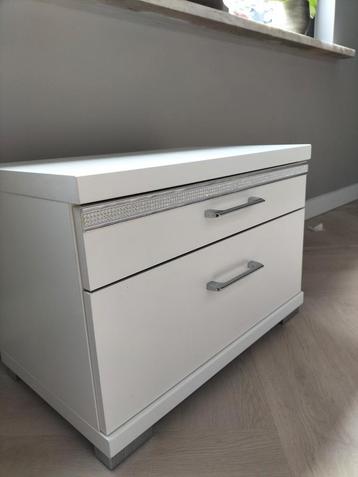 2 Nachtkasten Swarovski  beschikbaar voor biedingen