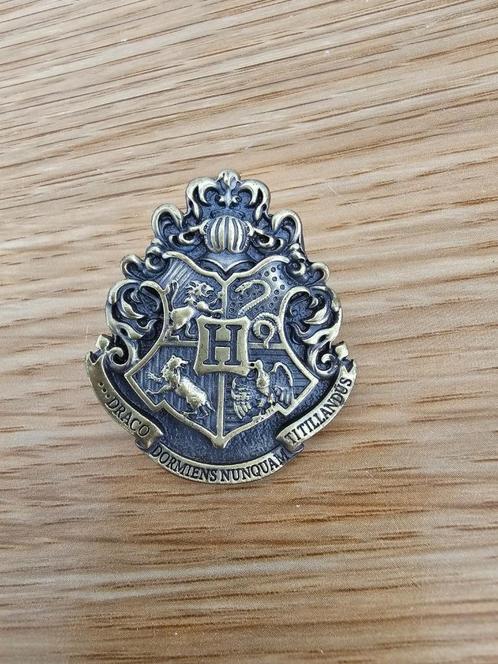 Harry Potter Hogwarts crest pin, Verzamelen, Harry Potter, Nieuw, Overige typen, Ophalen of Verzenden