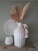 Witte vaas met rieten omhulsel, Wit, Ophalen of Verzenden, Minder dan 50 cm, Glas