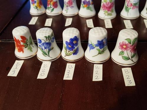 17 Vingerhoedjes collectie bloemen (B11-B27) , Verzamelen, Complete verzamelingen en Collecties, Ophalen of Verzenden
