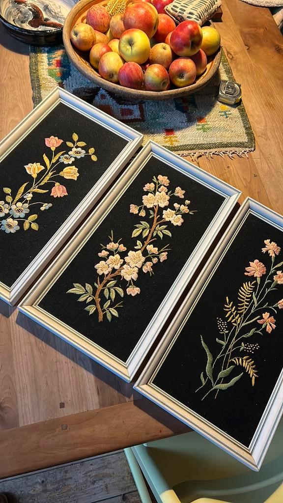 3 vintage geborduurde schilderijen bloemen natuur, Huis en Inrichting, Woonaccessoires | Schilderijen, Tekeningen en Foto's, Zo goed als nieuw