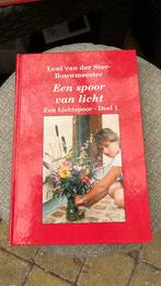 Groot letter boek; Een spoor van licht, Een lichtspoor 1, Boeken, Romans, Gelezen, Leni van der Ster-Bouwmeester, Ophalen of Verzenden