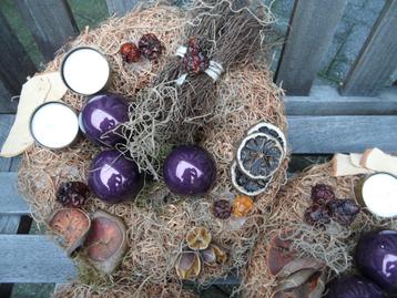 3x kerstkrans - kerstkransen incl. deco + waxinelichtjes beschikbaar voor biedingen