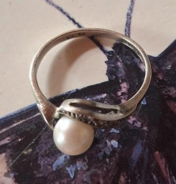 Mooie zilveren ring met parel em markesietjes beschikbaar voor biedingen