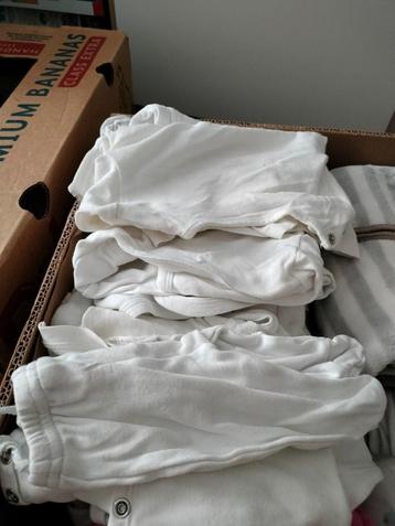 Kleine babykleding te koop beschikbaar voor biedingen
