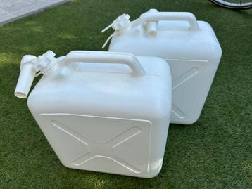 2 Water Jerrycans ZGAN beschikbaar voor biedingen