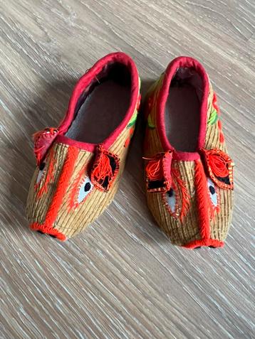 Zgan ‘90 Chinese handwerk kinderschoentjes.Jaar v.h.varken. beschikbaar voor biedingen