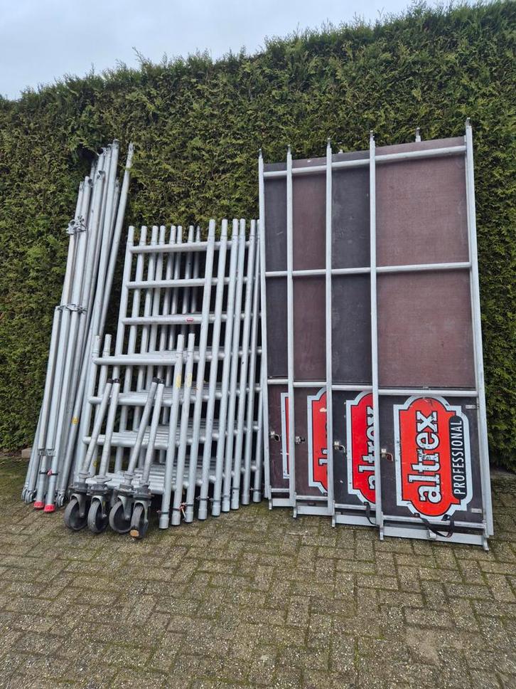 Mooi aluminium rolsteiger smal altrex, Doe-het-zelf en Verbouw, Steigers, Gebruikt, Rolsteiger of Kamersteiger, 5 meter of hoger