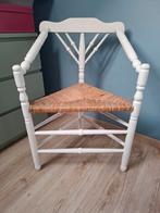 Hoekstoeltje wit met biezen zitting, Antiek en Kunst, Antiek | Meubels | Stoelen en Banken, Ophalen