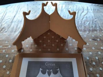 Houten circus in originele verpakking beschikbaar voor biedingen