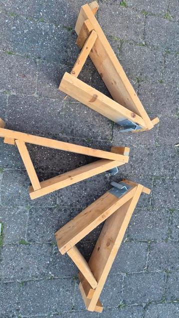 Houten steunen voor schuin dak beschikbaar voor biedingen