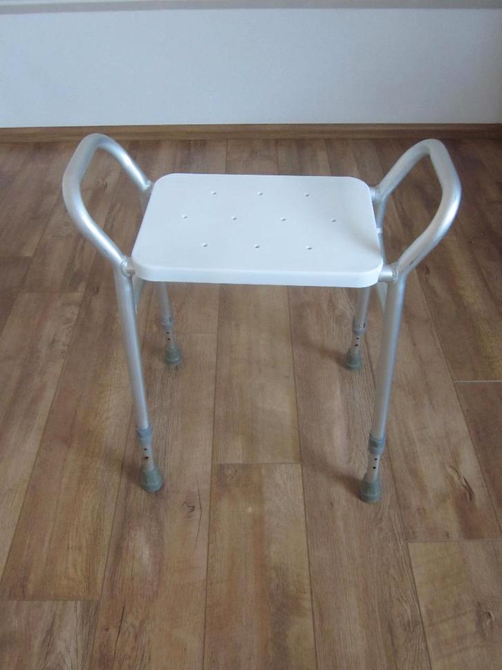 Zilvergrijze douchekruk Performance Health met wit zitje, Diversen, Verpleegmiddelen, Zo goed als nieuw, Ophalen