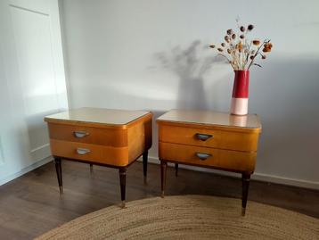 Vintage mid-century nachtkastjes beschikbaar voor biedingen