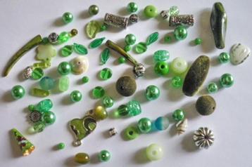 Groene kralenmix beschikbaar voor biedingen