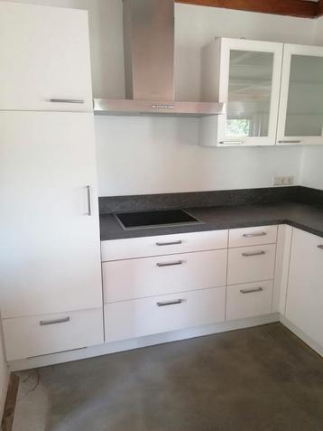 witte hoekkeuken 257x210 cm, kookplaat, afzuigkap, koelkast. beschikbaar voor biedingen