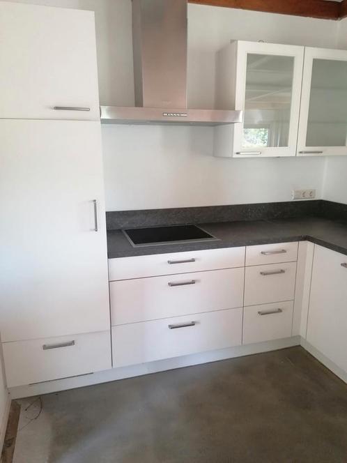 witte hoekkeuken 257x210 cm, kookplaat, afzuigkap, koelkast., Huis en Inrichting, Keuken | Complete keukens, Gebruikt, Hoekkeuken