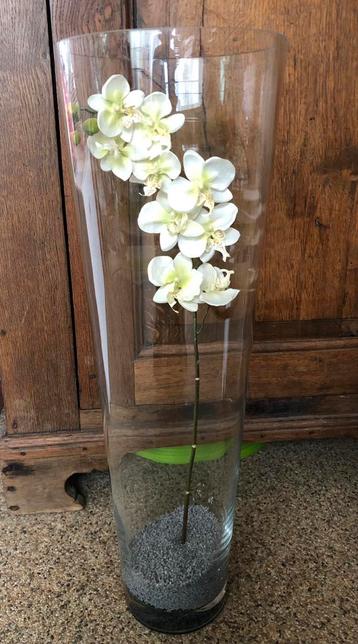 Hoge glazen vaas met kunst orchidee