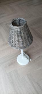 2: gelijke schemerlampen, kap van rattan, Huis en Inrichting, Ophalen, 50 tot 75 cm, Hout, Landelijk