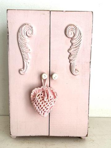 Vintage poppen kledingkast hout beschikbaar voor biedingen