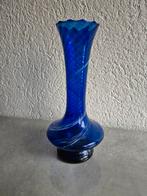 Blauwe glazen vaas met witte details, Ophalen, Blauw, Minder dan 50 cm, Glas