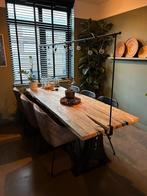 Boomstam eettafel met gietijzeren onderstel nieuwprijs 1350, Huis en Inrichting, Tafels | Eettafels, Ophalen, Gebruikt, 150 tot 200 cm