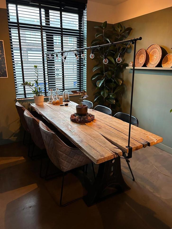 Boomstam eettafel met gietijzeren onderstel nieuwprijs 1350, Huis en Inrichting, Tafels | Eettafels, Gebruikt, 150 tot 200 cm