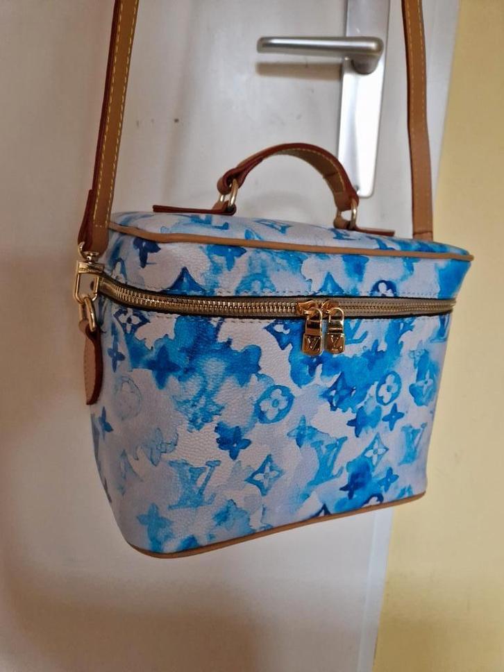 Nieuw echt leer monogram turqoise blauw bucket tas, Sieraden, Tassen en Uiterlijk, Tassen | Damestassen, Nieuw, Schoudertasje