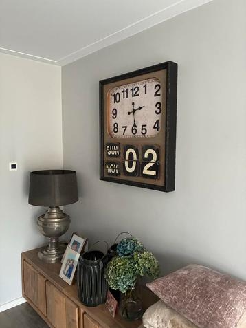 Industriële Wandklok met Datum - Stoere Blikvanger! beschikbaar voor biedingen