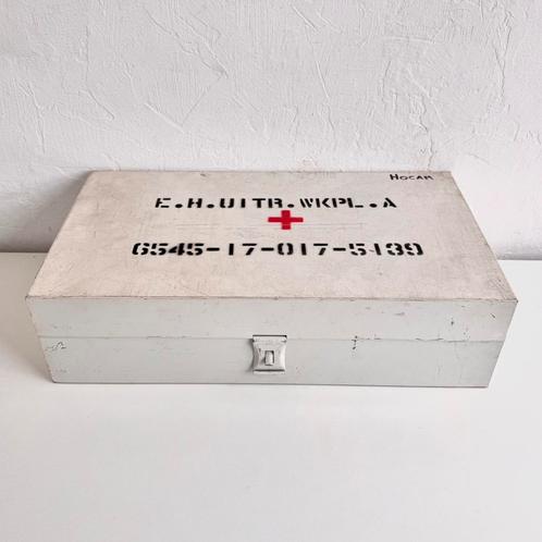 Vintage metalen werkplaats verbandkist | goed gevuld, Verzamelen, Militaria | Algemeen, Landmacht, Kist of Geocache, Nederland