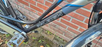 Raleigh Fiets met Versnellingen en Mand beschikbaar voor biedingen