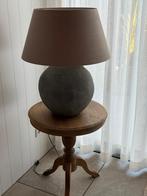 Stijlvolle tafellamp, kruiklamp met betonnen bolvoet, Huis en Inrichting, Lampen | Tafellampen, Ophalen, Zo goed als nieuw, 75 cm of meer