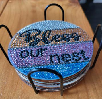 Onderzetters in metalen rekje. (Nieuw) beschikbaar voor biedingen