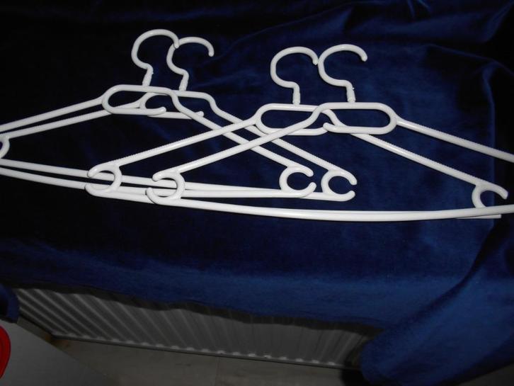 4 Witte kledinghangers, nieuwstaat, 0,10 per stuk., Kleding | Dames, Kledinghangers, Nieuw, Kunststof, Volwassenen, Ophalen of Verzenden