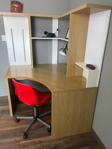 Bureau Hoekbureau beschikbaar voor biedingen