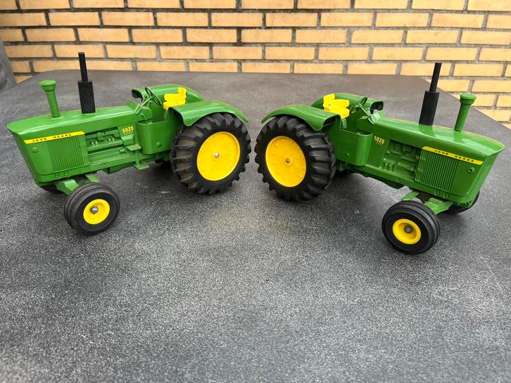 Twee John Deere 5020 tractors Ertl 1/16, Hobby en Vrije tijd, Modelauto's | Overige schalen, Zo goed als nieuw, Tractor of Landbouw
