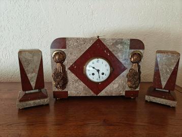 Art Deco Pendule Marmer met Zijstukken beschikbaar voor biedingen