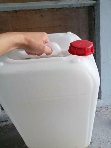 25 liter jerrycans - 20 stuks voor 50 euro Bezorging mogelyk beschikbaar voor biedingen