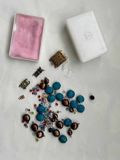 Kastopruiming, doosje met vintage kralen, Hobby en Vrije tijd, Kralen en Sieraden maken, Gebruikt, Kraal, Verzenden