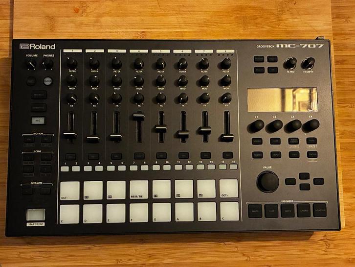 Good as new: Roland MC-707 (8GB SD + Thomann bag), Muziek en Instrumenten, Drumcomputers, Zo goed als nieuw, Roland, Ophalen
