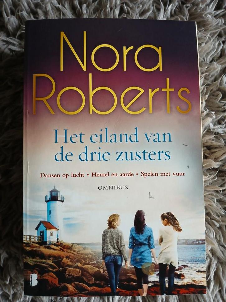 NORA ROBERTS- HET EILAND VAN DE DRIE ZUSTER- Goed Als Nieuw, Boeken, Romans, Zo goed als nieuw, Nederland, Ophalen of Verzenden