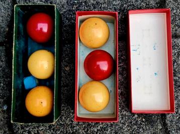 Antieke biljart ballen 2 sets niet van kunsthars decoratief  beschikbaar voor biedingen