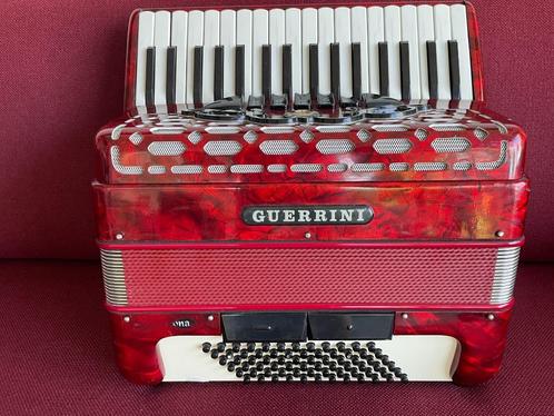 Compacte italiaanse Guerrini Ramona accordeon . 72 bas ., Muziek en Instrumenten, Accordeons, Gebruikt, Toetsaccordeon, 72-bas