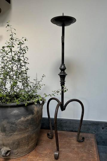 Oud smeedijzeren kandelaar sober sleets Brocante landelijk beschikbaar voor biedingen