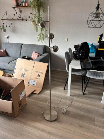 Staande vloerlamp dimbaar beschikbaar voor biedingen