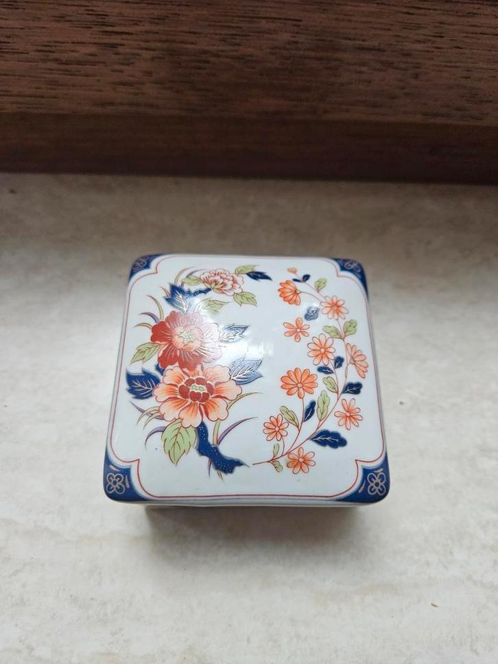 Porseleinen sieradendoosje met bloemmotief, Huis en Inrichting, Woonaccessoires | Schalen en Manden, Gebruikt, Schaal, Vierkant