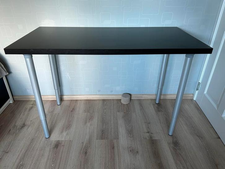IKEA VIKA AMON Bureau - hoogte Verstelbaar met donker blad, Huis en Inrichting, Bureaus, Zo goed als nieuw, Ophalen