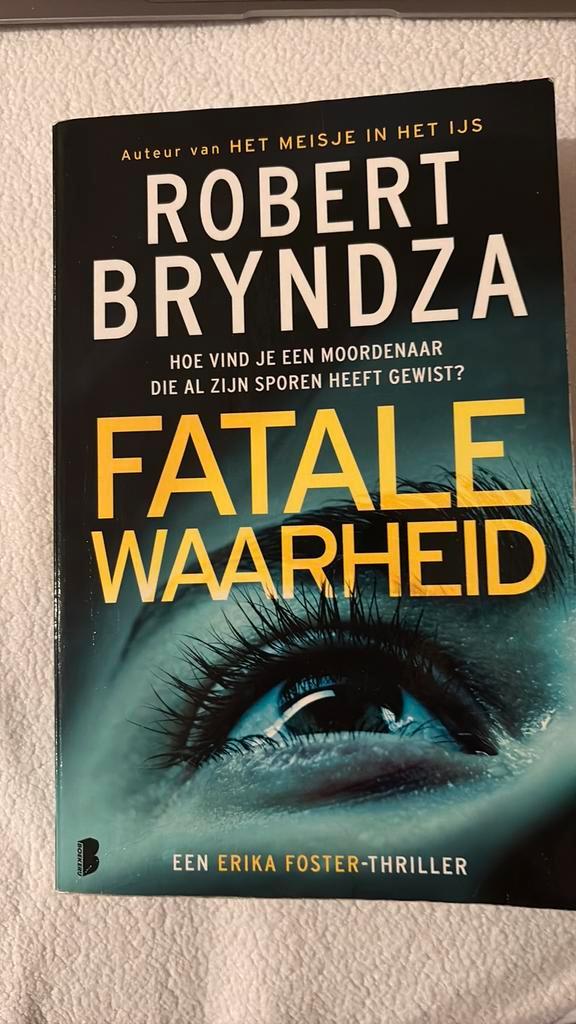 Robert Bryndza - Fatale waarheid, Boeken, Thrillers, Zo goed als nieuw, Ophalen of Verzenden