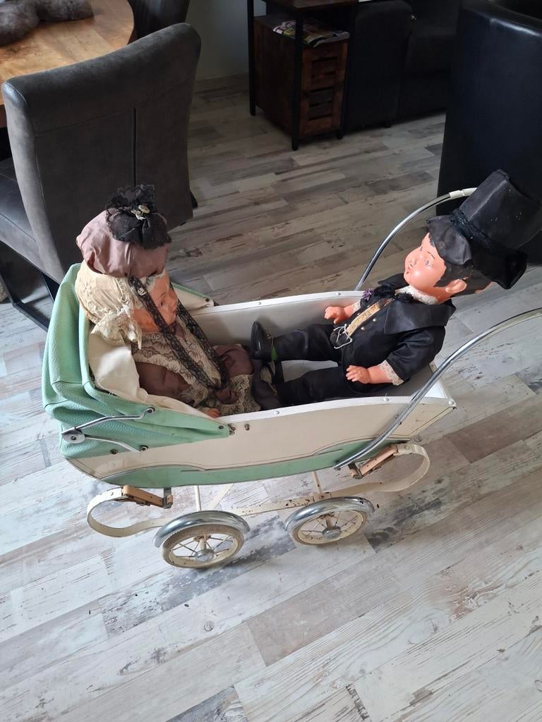 Antieke poppenwagen met 2 antieke poppen, Ophalen of Verzenden, Gebruikt