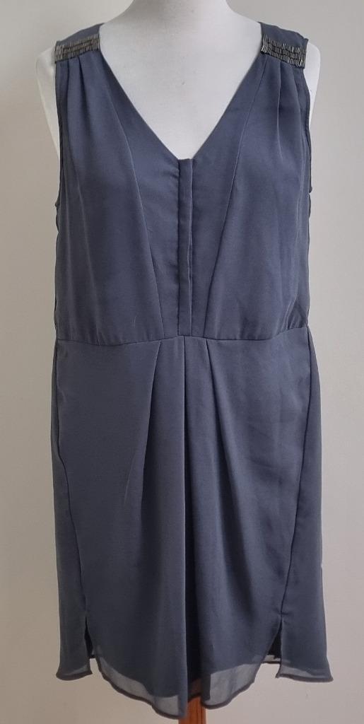 Steps grijs jurkje met kraaltjes mt. 44, Kleding | Dames, Jurken, Zo goed als nieuw, Maat 42/44 (L), Grijs, Ophalen of Verzenden